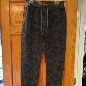 Under Armour Men's Black & Dark Gray Camo Joggers
